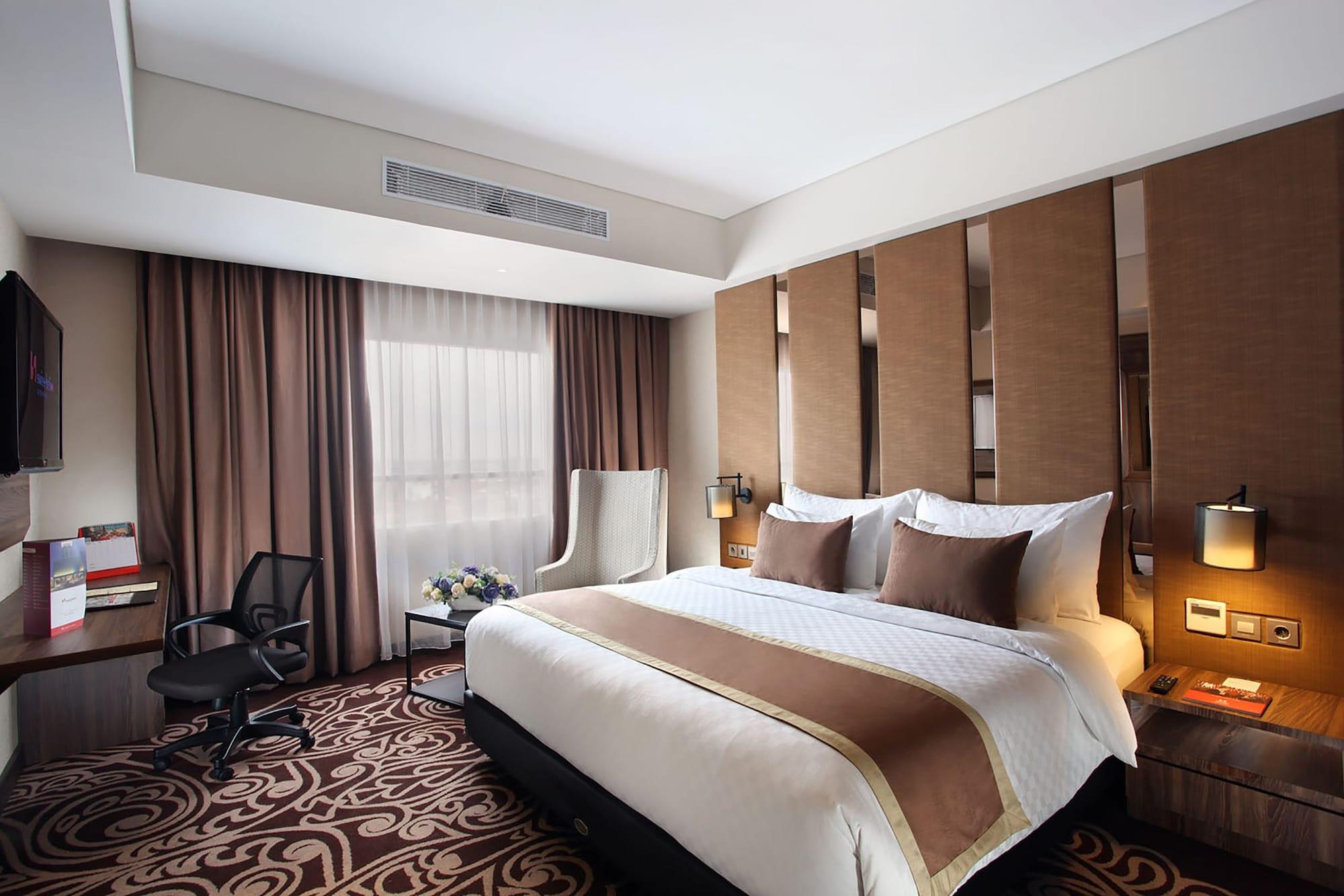 Swiss-Belinn Karawang Exteriör bild