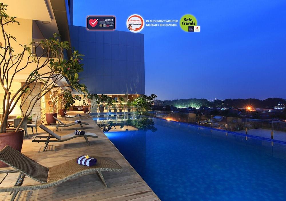 Swiss-Belinn Karawang Exteriör bild