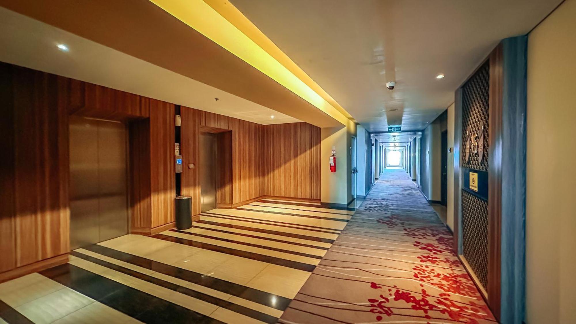 Swiss-Belinn Karawang Exteriör bild