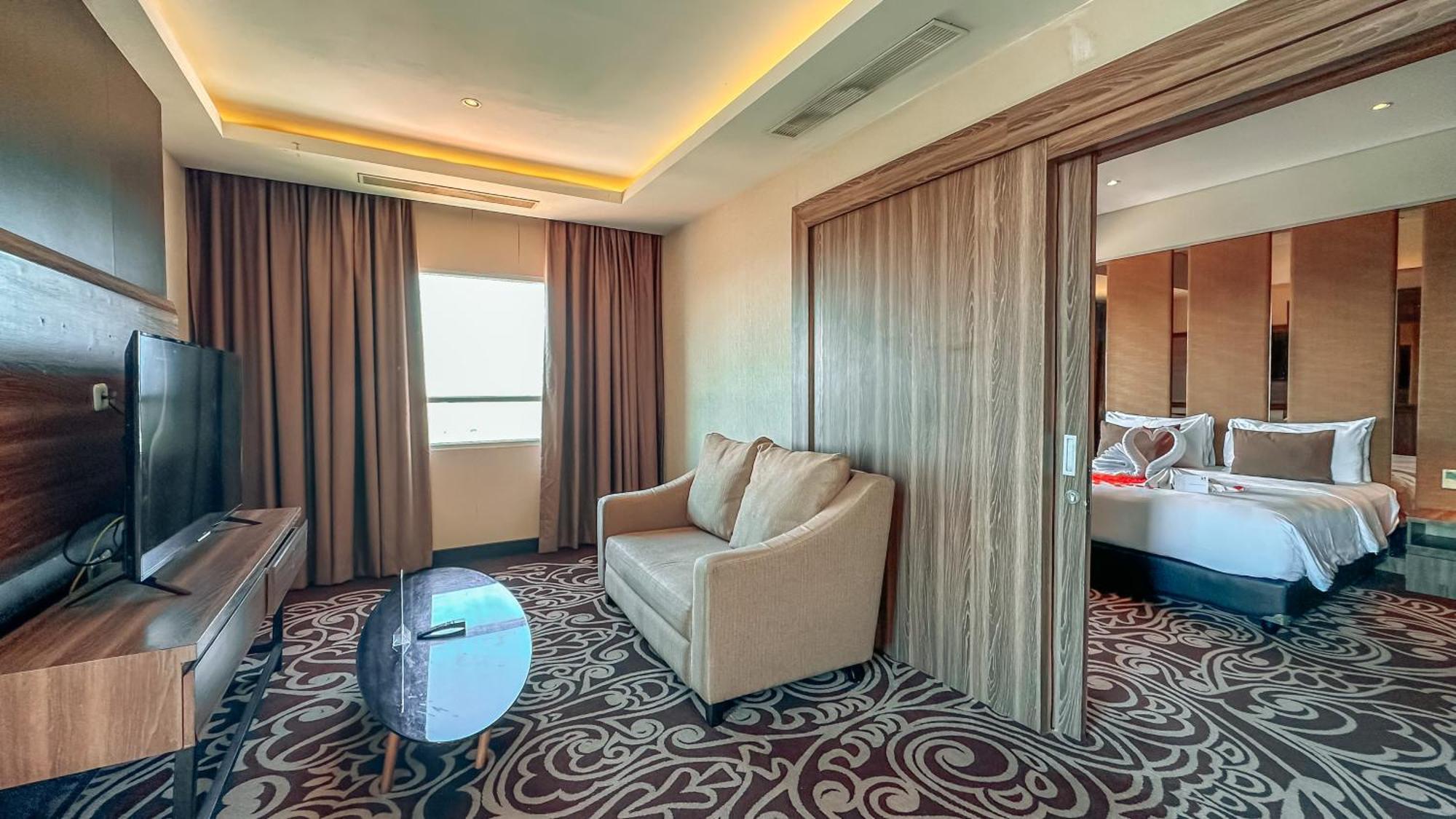 Swiss-Belinn Karawang Exteriör bild