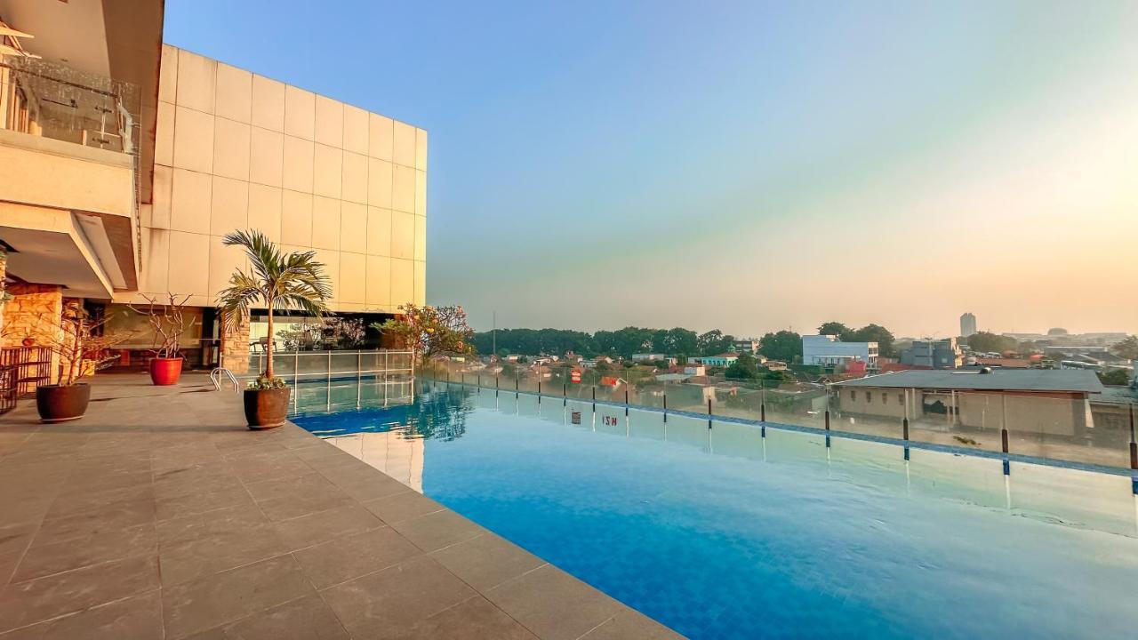 Swiss-Belinn Karawang Exteriör bild